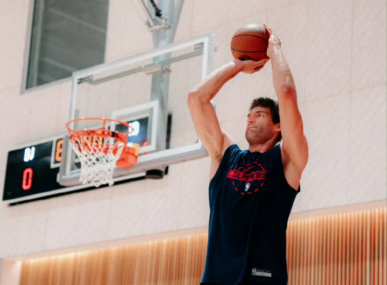 洛杉矶快船训练开放日，关键时刻调整名单引欢呼，NBA总决赛在即，身体对抗强度拉满的简单介绍